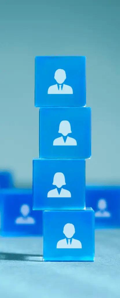 Estructura organizacional y gestión de talento humano representados mediante bloques azules apilados formando un equipo sólido.