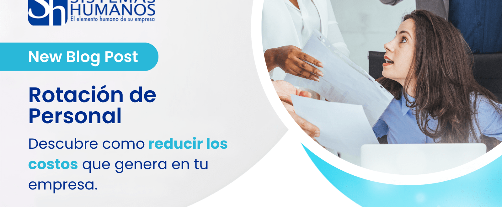 Fotografía de un directivo entregando documentos de terminación laboral a un empleado, ilustrando el impacto y los costos de la rotación de personal en las empresas.