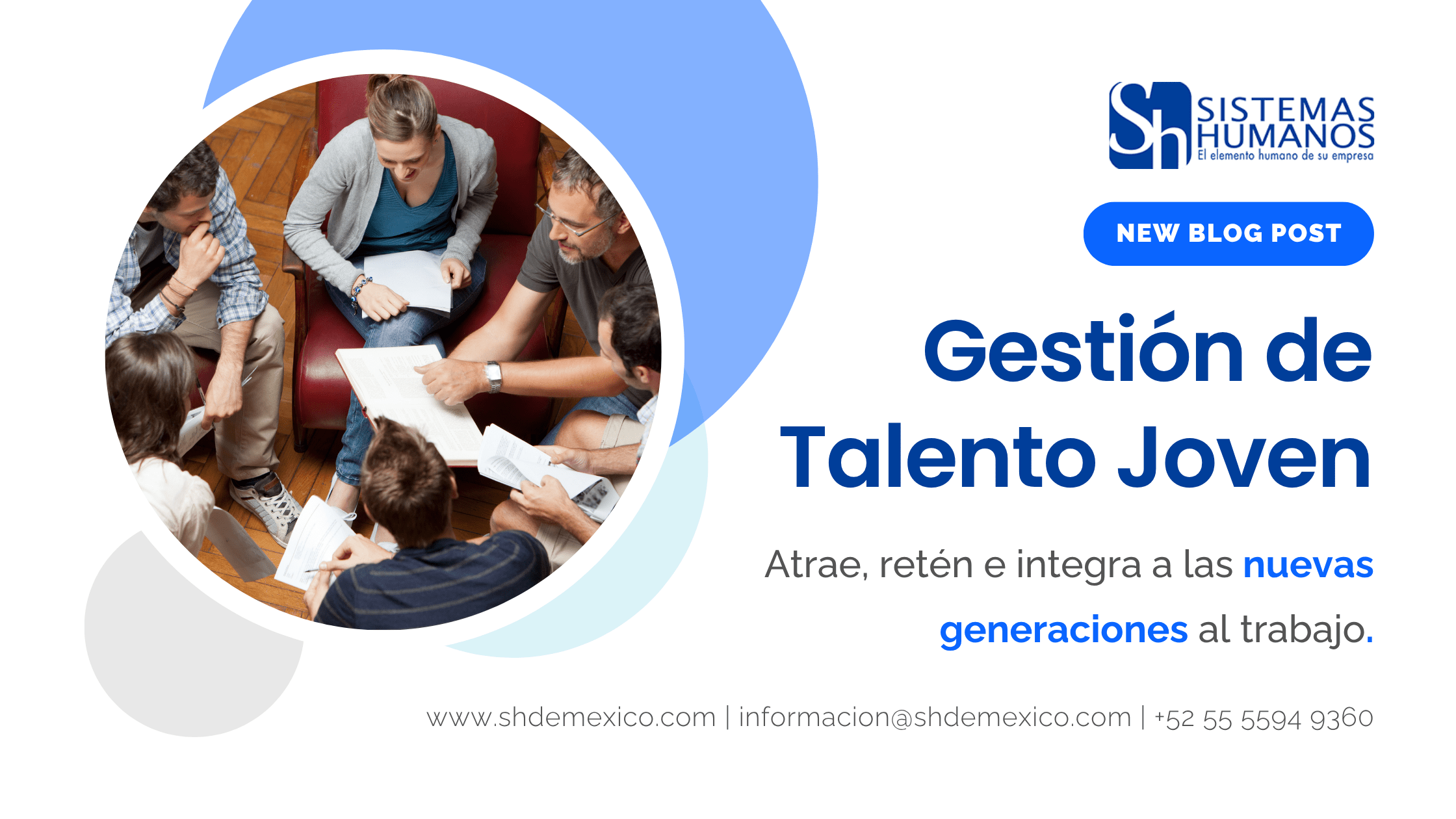 Equipo multigeneracional en México colaborando en una oficina moderna, representando la atracción y retención de talento joven.