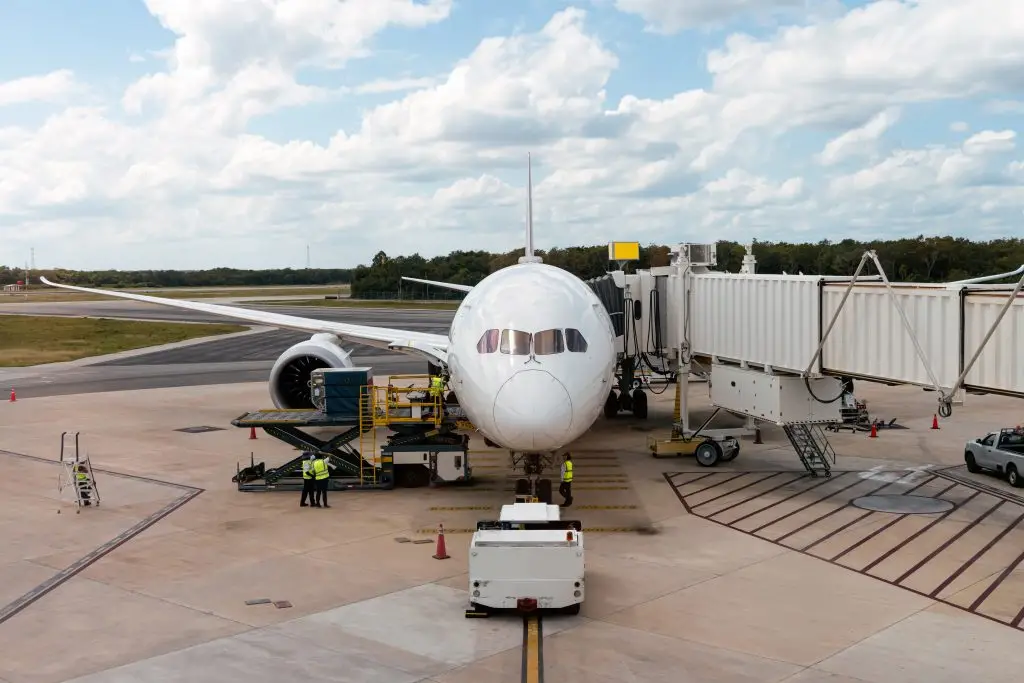 Avión comercial en la pista del Aeropuerto Internacional de Cancún, representando el alcance nacional de la consultoría en recursos humanos.