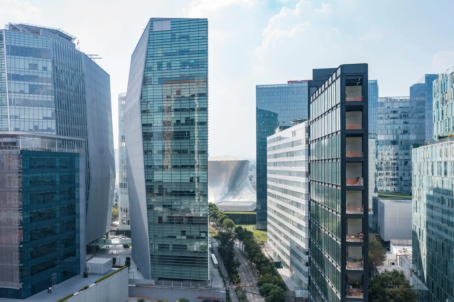 Vista aérea de la arquitectura asimétrica del Museo Soumaya en Polanco, Ciudad de México.